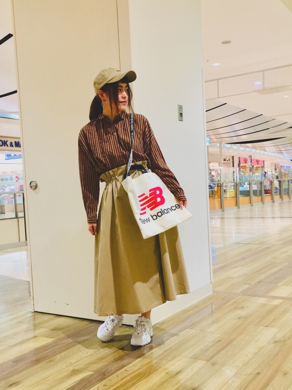 「今日のコーデ、カジュアル、オトナ女子、大人ガーリー、ベージュコーデ、スカート、厚底シューズ、スニーカー、グリーンパークス、164cm」｜「NEW BALANCEの■NB マルチト-トバック（トートバッグ、ホワイト系）」を使った、ふっじーさん（レディース・164cm）の春コーディネートの1枚目の写真