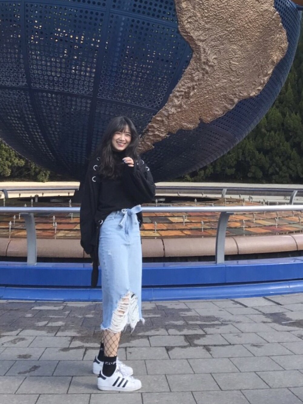 「fishnet、Lace-up、ZARA」｜「ZARAのアイテム（デニムスカート、ブルー系）」を使った、Chen-Xin Wangさん（レディース・163cm）の夏コーディネートの1枚目の写真