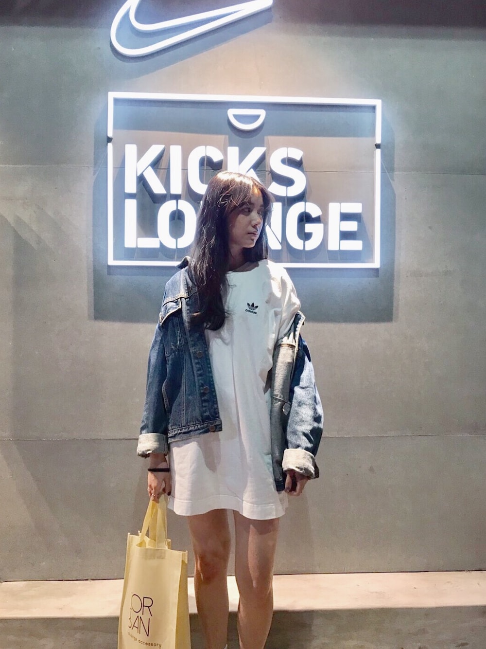 「adidas、denim」｜「VINTAGEのアイテム（デニムジャケット、ブルー系）」を使った、Chen-Xin Wangさん（レディース・163cm）の夏コーディネートの1枚目の写真