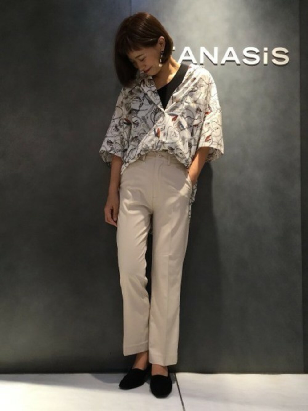 「ワントーンコーデ、柄シャツ、JEANASiS、ジーナシス、メンズライク、カジュアルコーデ、ホワイト×ブラック、晩夏スタイル、カイキンシャツ」｜「JEANASISのアソートスカーフプリントシャツSS/846232（シャツ/ブラウス、ホワイト系）」を使った、ジーナシス水戸エクセル店STAFFさん（レディース・160cm）の夏コーディネートの1枚目の写真