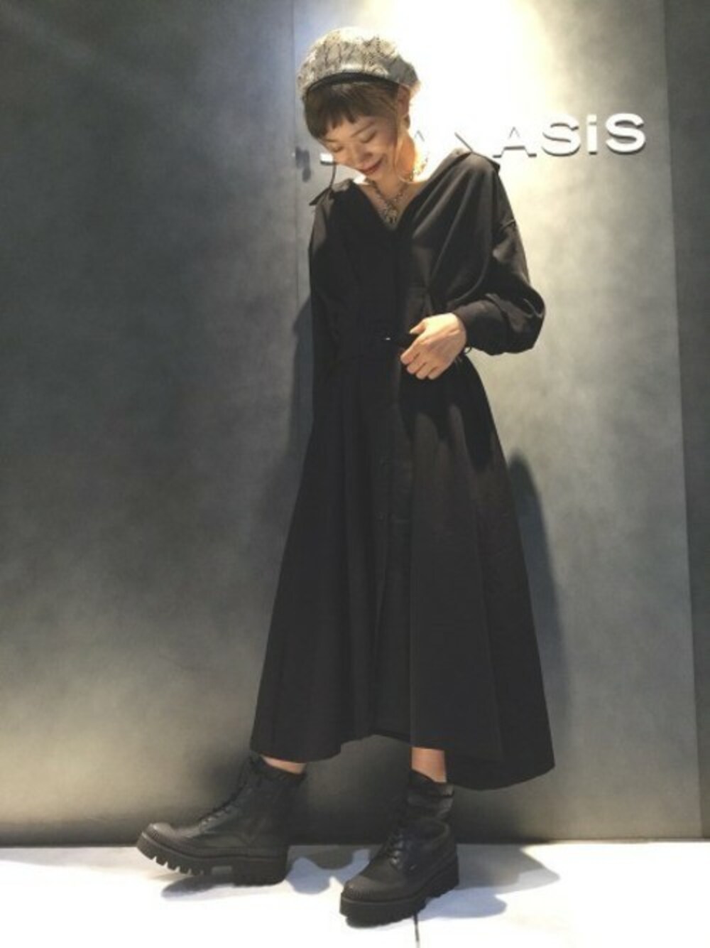 「ブーツ、ベレー帽、JEANASiS、ジーナシス、パイソン柄、ブラックワンピース、ベルト付きワンピース」｜「JEANASISのベルトツキムジガラワンピースLS/856214（ワンピース、ブラック系）」を使った、ジーナシス水戸エクセル店STAFFさん（レディース・160cm）の秋コーディネートの1枚目の写真