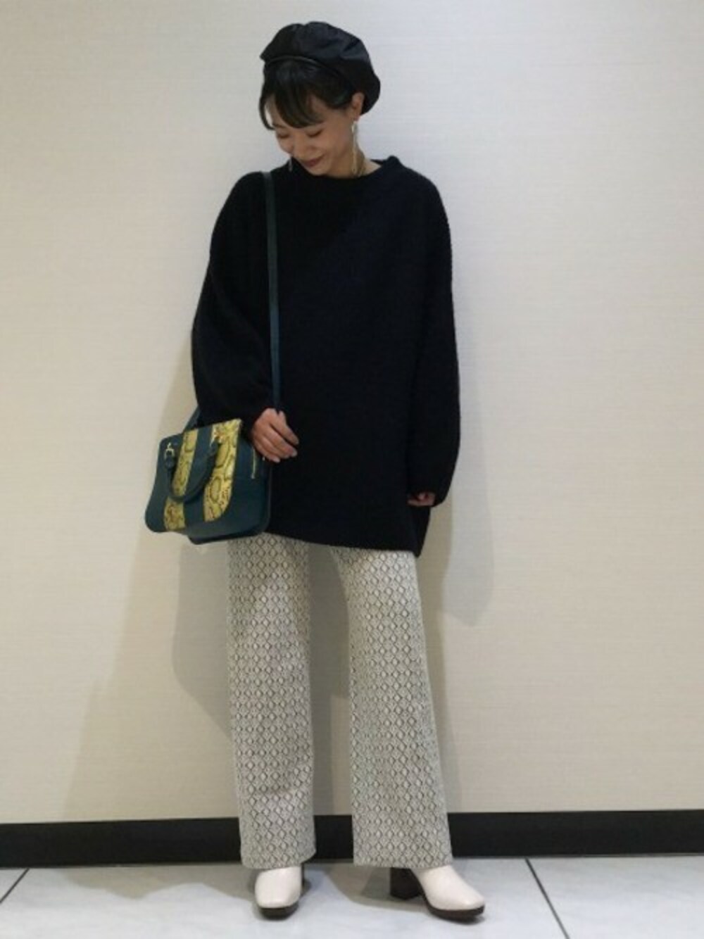 「ボストンBAG、ショルダーバッグ、JEANASiS、ジーナシス、ジャガードニット、ゆったりコーデ、ホワイトシューズ、秋コーデ、ゆったりニット、ホワイトブーツ」｜「JEANASISの5Gボトルネックバックスリットニット/861137（ニット/セーター、ブルー系）」を使った、ジーナシス水戸エクセル店STAFFさん（レディース・160cm）の冬コーディネートの1枚目の写真