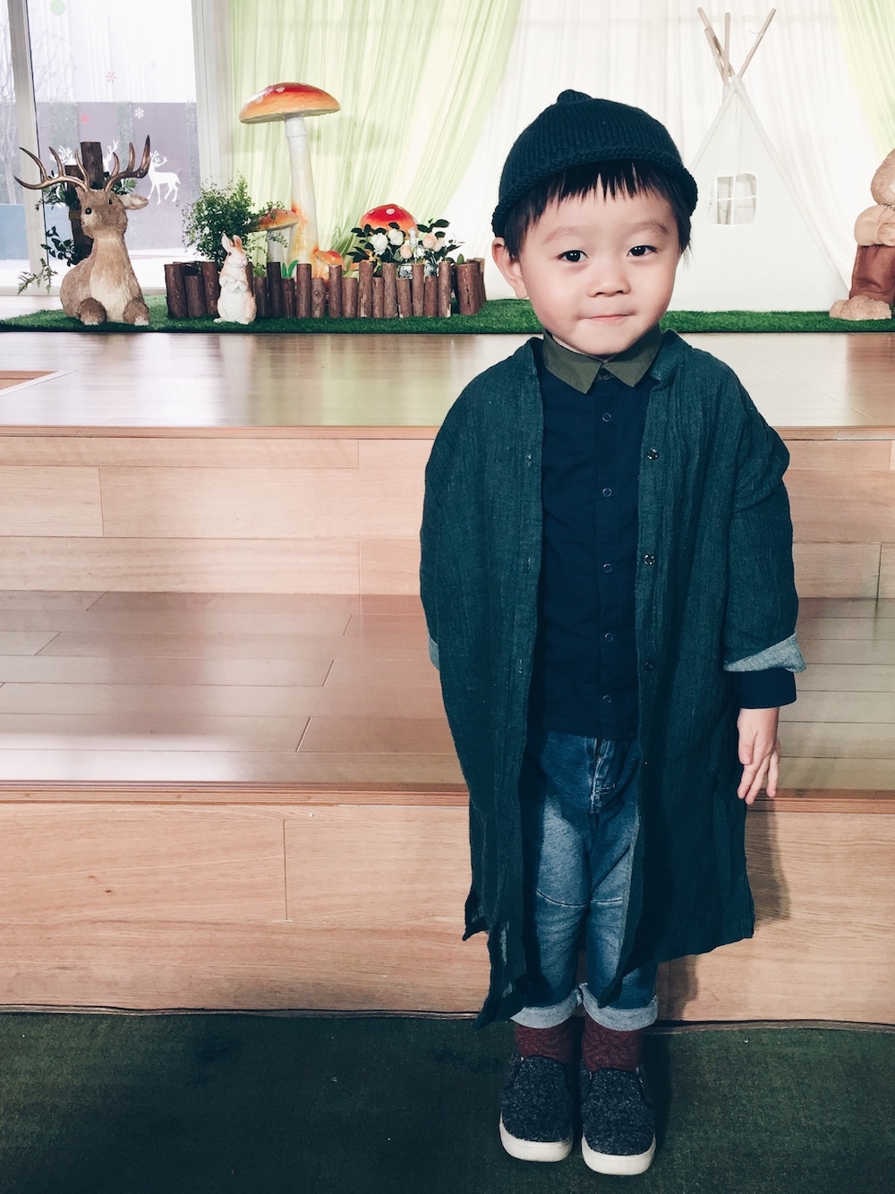 「H&Mのアイテム（ニット/セーター、グレー系）」を使った、Dino Dさん（キッズ・74cm）の冬コーディネートの1枚目の写真