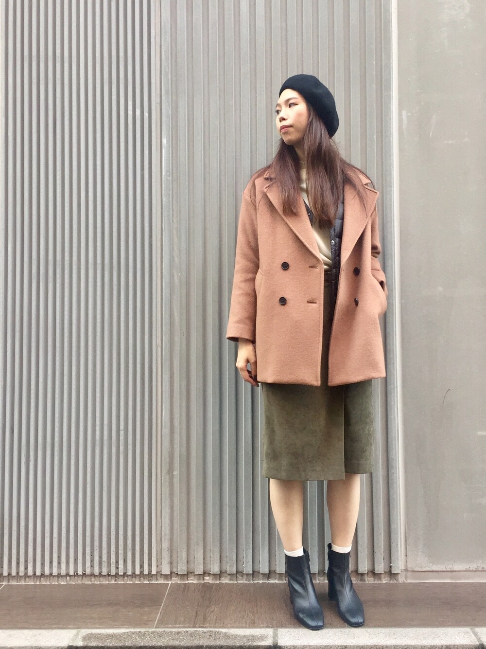 「冬コーデ、タイトスカート、Pコート、インナーダウン、ショートブーツ、カーキ、キャメルアウター、ベレー帽、URBAN RESEARCH、アーバンリサーチ」｜「URBAN RESEARCHのインナーダウン付きミドル丈Pコート（ピーコート、ブラウン系）」を使った、な つ みさん（レディース・170cm）の秋コーディネートの1枚目の写真