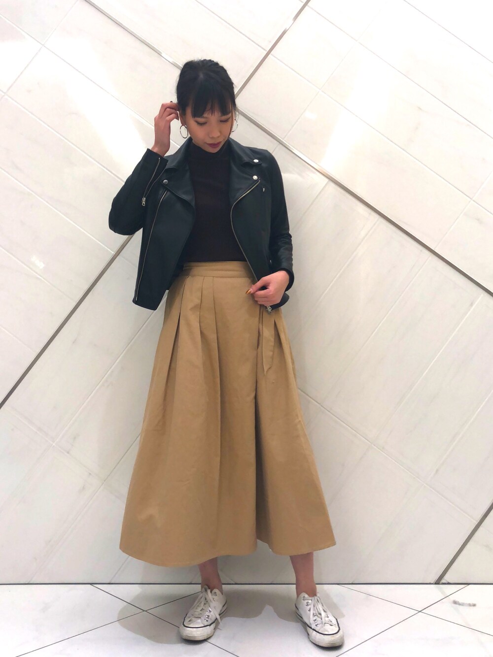 「カジュアル、converse、コンバース、タートルネック、ベージュ、ロングスカート、ボリュームスカート、ライダース、URBAN RESEARCH、アーバンリサーチ」｜「URBAN RESEARCHのレザーライダースブルゾン（ライダースジャケット、ブラック系）」を使った、な つ みさん（レディース・170cm）の冬コーディネートの1枚目の写真