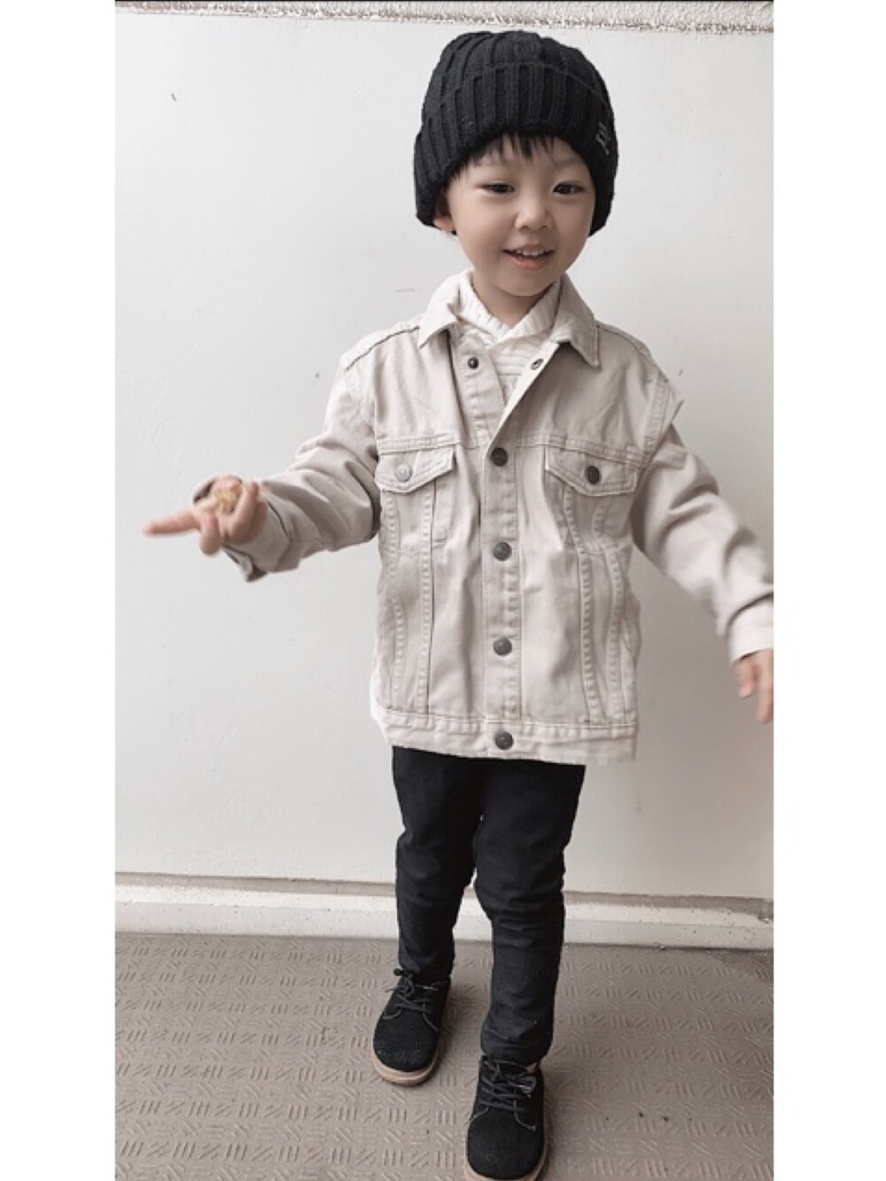 「カジュアルコーデ、キッズコーデ、男の子コーデ、男の子ファッション、H&Mキッズ、デニムジャケット、ニット帽コーデ」｜「ZARA KIDSのアイテム（デニムジャケット、ベージュ系）」を使った、𝕐𝕦𝕦𝕣𝕚 さん（キッズ・100cm）の冬コーディネートの1枚目の写真