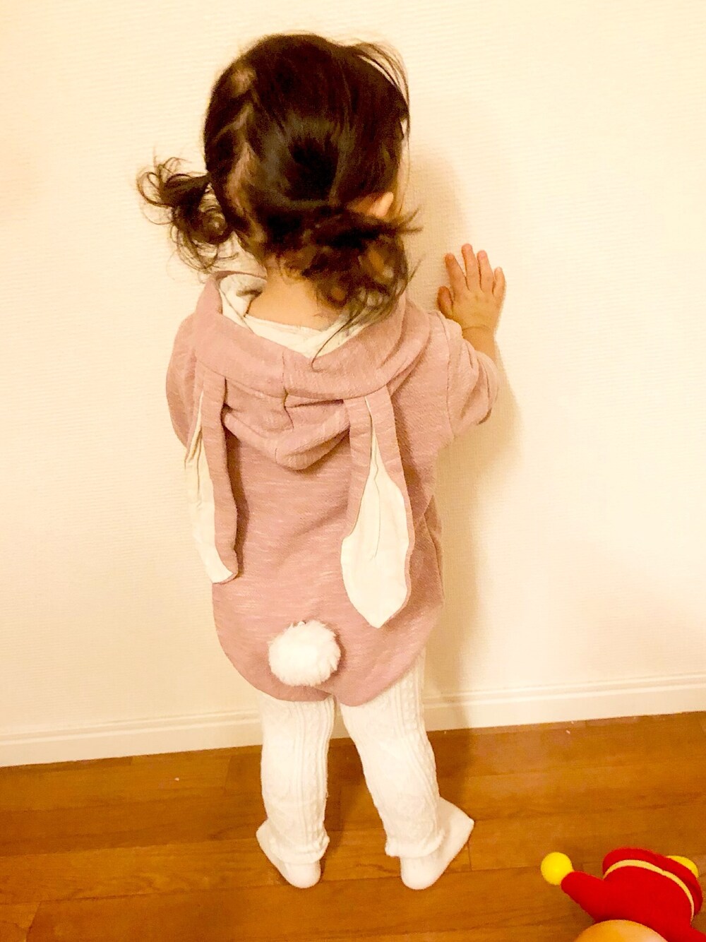 「秋のコーデ、子供服、うさぎロンパース、キッズコーデ、ベビーコーデ、ピンクコーデ、うさぎコーデ、西松屋、おんなのこコーデ」｜「韓国ショップのアイテム（ロンパース、ピンク系）」を使った、honochan୨୧さん（キッズ・80cm）の秋コーディネートの1枚目の写真