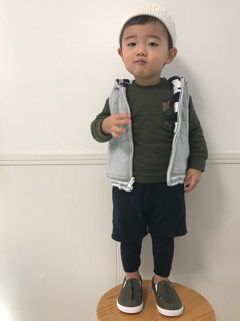 「キッズコーデ、カジュアル、男の子、イヤイヤ期、1歳、男の子コーデ、babygap、green label relaxing、ベスト、ニット帽」｜「babyGAPのアイテム（ニットキャップ/ビーニー、ホワイト系）」を使った、chibipe−kunさん（キッズ・80cm）の冬コーディネートの1枚目の写真
