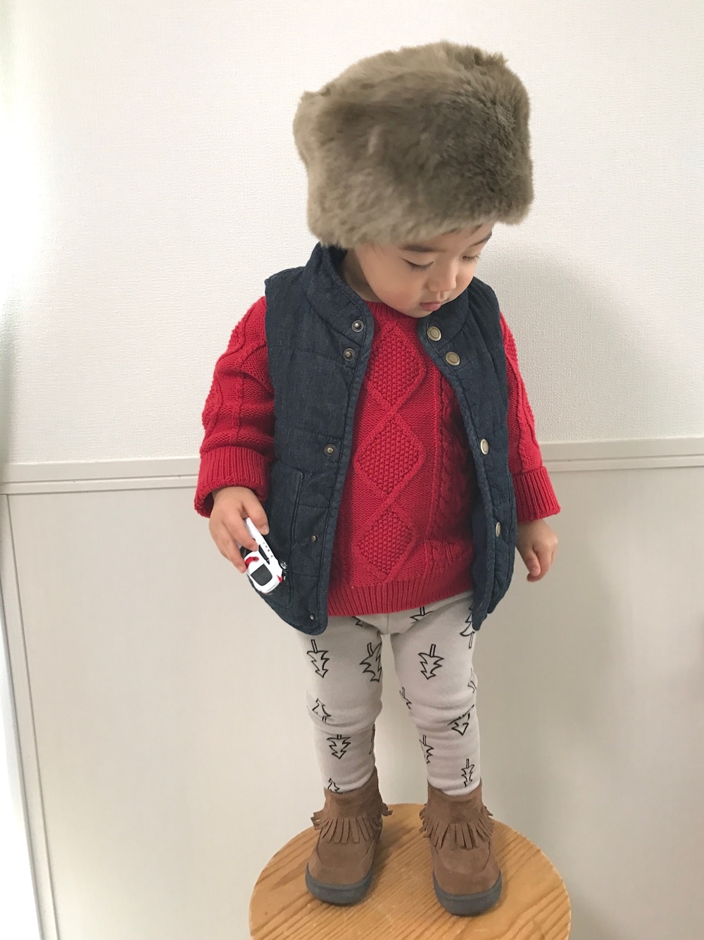 「クリスマス、おとこのこ、休日スタイル、クリスマスイブ、クリスマスコーデ、1歳、男の子コーデ、キッズコーデ、ニット」｜「3coinsのアイテム（帽子、ベージュ系）」を使った、chibipe−kunさん（キッズ・80cm）の冬コーディネートの1枚目の写真