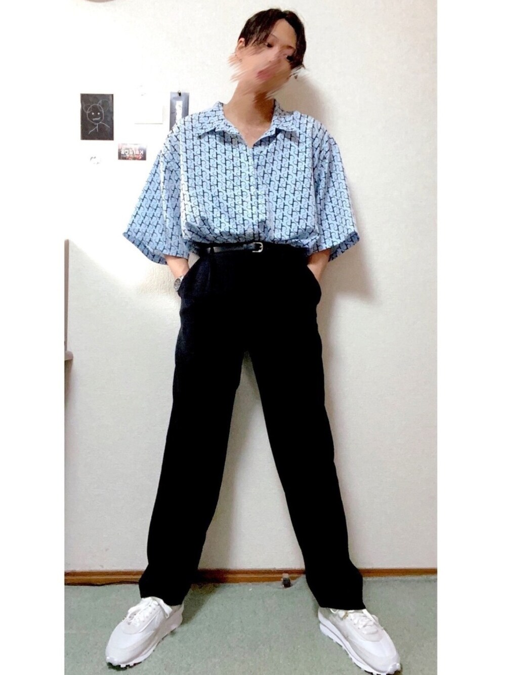 ブルー系のシャツ/ブラウス、ブラック系のスラックス、ホワイト系のスニーカーを着用したメンズの夏コーディネートの1枚目の写真