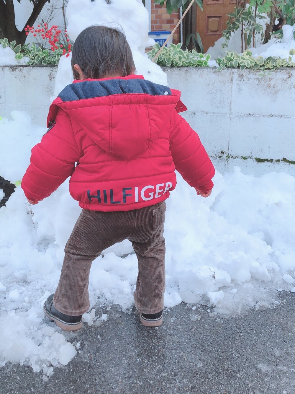 「雪だるま、初雪」｜「TOMMY HILFIGERのアイテム（ジャケット/アウター、レッド系）」を使った、Ay****uさん（レディース・154cm）の冬コーディネートの1枚目の写真