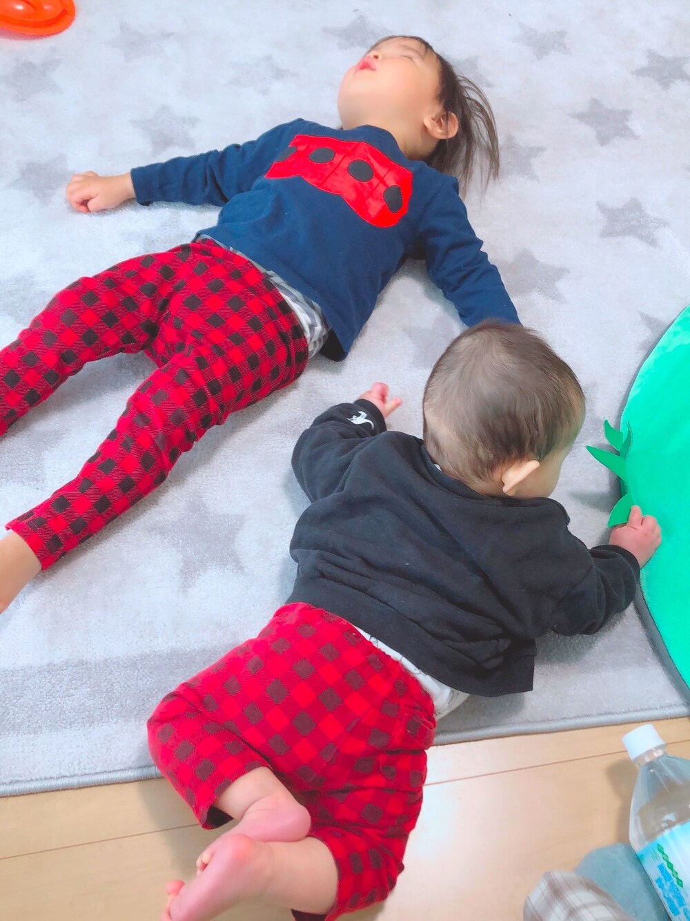レッド系のその他パンツ、ブラック系のスウェットを着用したレディースの春コーディネートの1枚目の写真