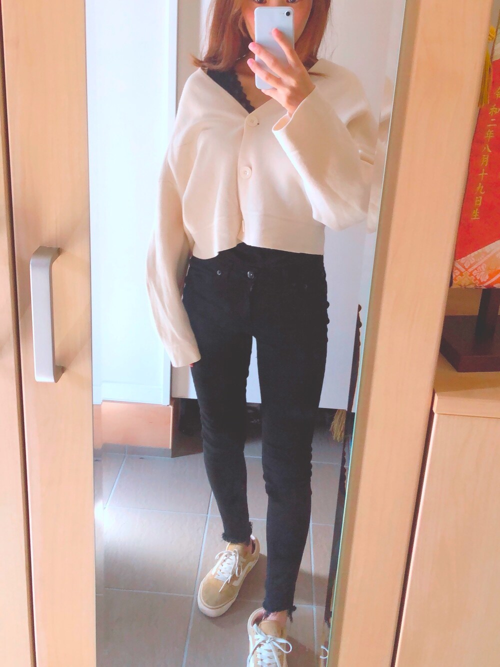 「レースキャミソール、シンプルスタイル、パンツコーデ、今日のコーデ、スニーカーコーデ、スキニーパンツ 黒」｜「JEANASISのアイテム（デニムパンツ、ブラック系）」を使った、Ay****uさん（レディース・154cm）の春コーディネートの1枚目の写真