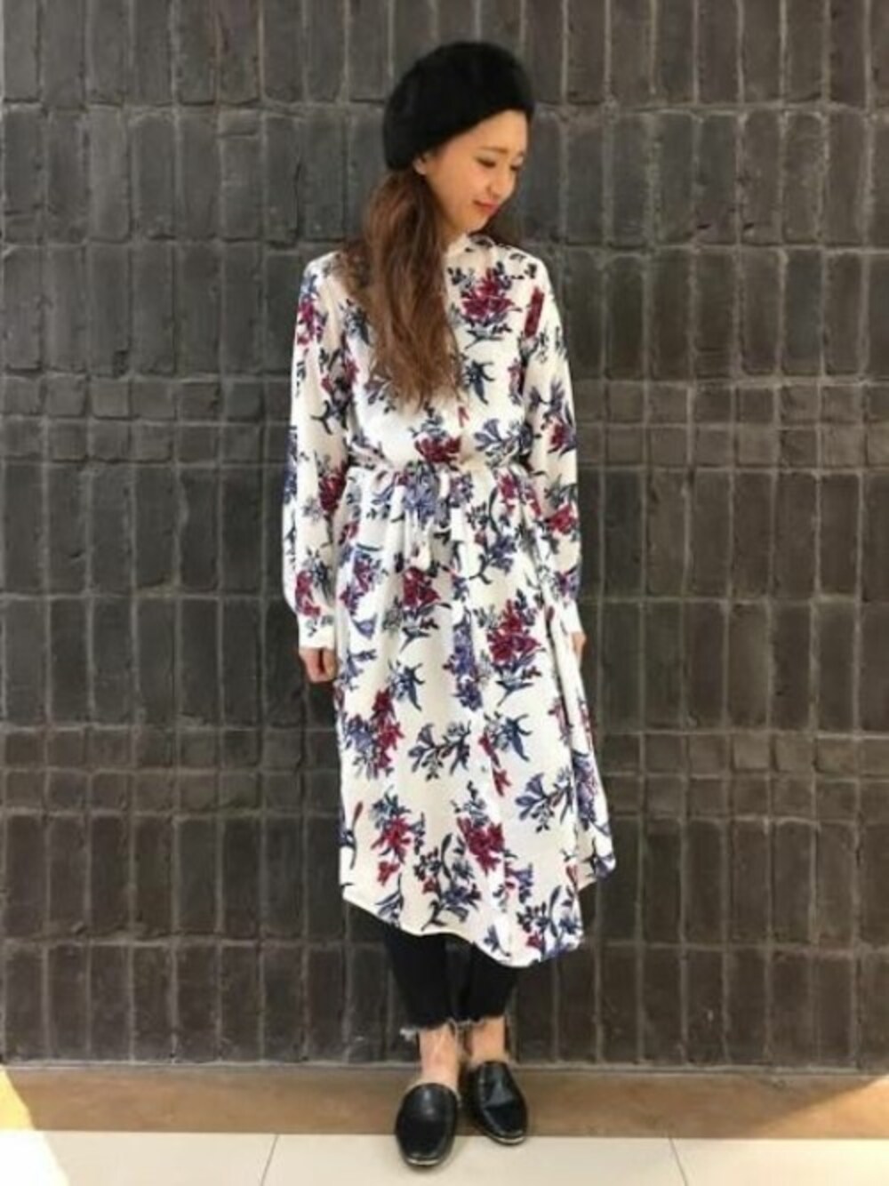 「ワンピース、ベレー帽、花柄、JEANASiS、花柄ワンピース、ハナガラ」｜「JEANASISのシャツワンピース/743980 （ワンピース、ホワイト系）」を使った、JEANASIS 柏マルイ店STAFFさん（レディース・168cm）の冬コーディネートの1枚目の写真
