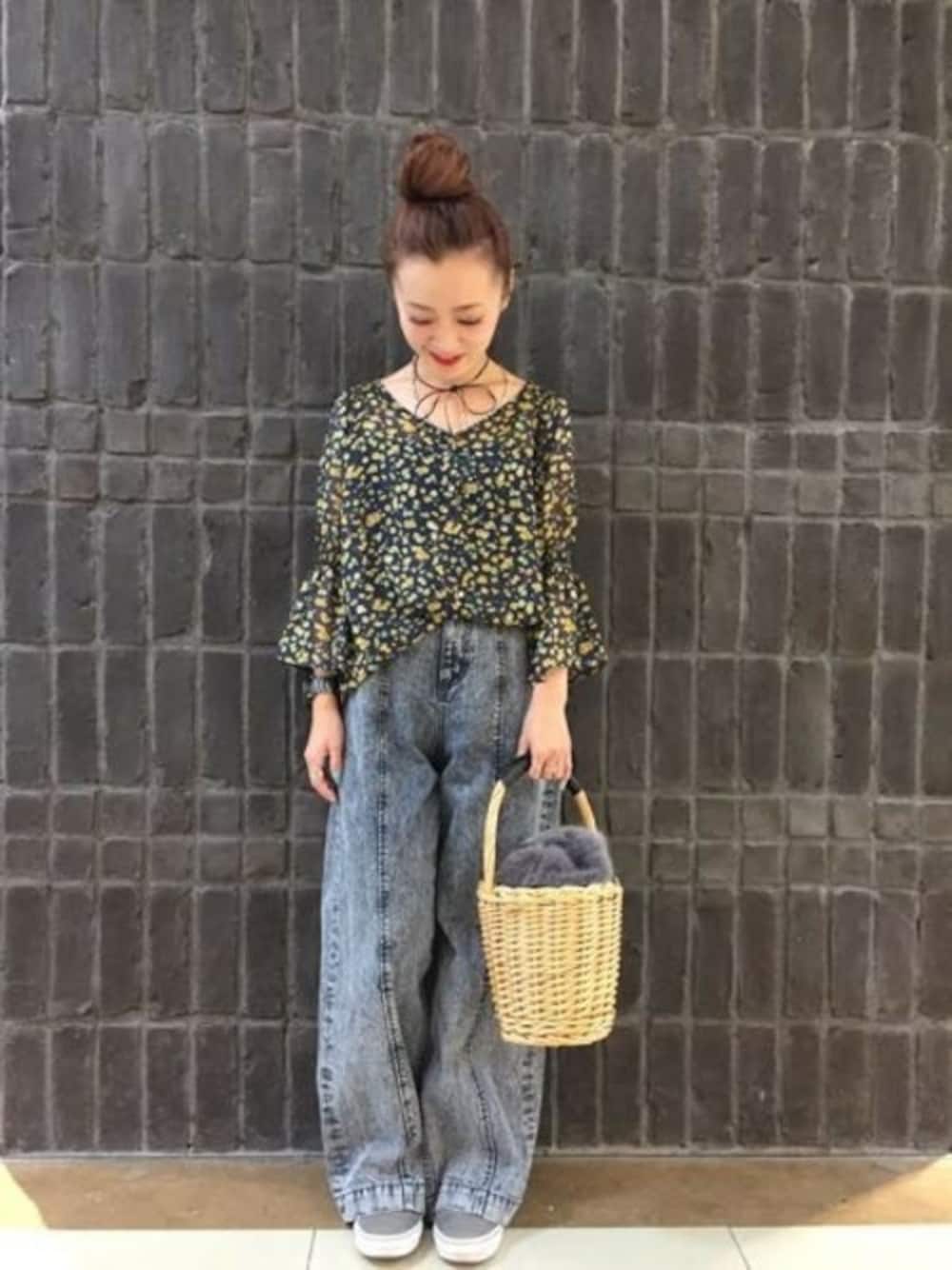 「デニム、柄シャツ、花柄、JEANASiS、ジーナシス、ワイドパンツ、ファー小物、かごバッグ」｜「JEANASISのフラワーVチュニック6S/767177（シャツ/ブラウス、ブルー系）」を使った、JEANASIS 柏マルイ店STAFFさん（レディース・152cm）の夏コーディネートの1枚目の写真