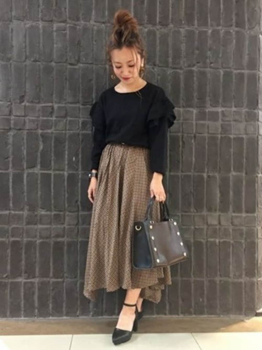 「フレアスカート、JEANASiS、ジーナシス、トラッド、フリル、チェックスカート、オトナカジュアル、秋コーデ」｜「JEANASISの12GラッフルプルオーバーLS/769550（ニット/セーター、ブラック系）」を使った、JEANASIS 柏マルイ店STAFFさん（レディース・152cm）の秋コーディネートの1枚目の写真