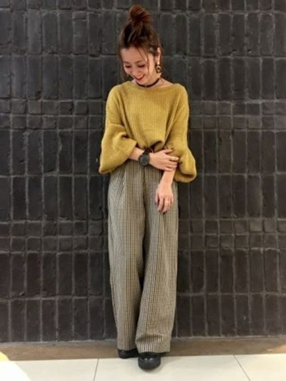「ニット、イエロー、JEANASiS、ジーナシス、ワイドパンツ、チェックパンツ、秋コーデ」｜「JEANASISの7Gミニループショートプルオーバー/769553（ニット/セーター、イエロー系）」を使った、JEANASIS 柏マルイ店STAFFさん（レディース・152cm）の秋コーディネートの1枚目の写真