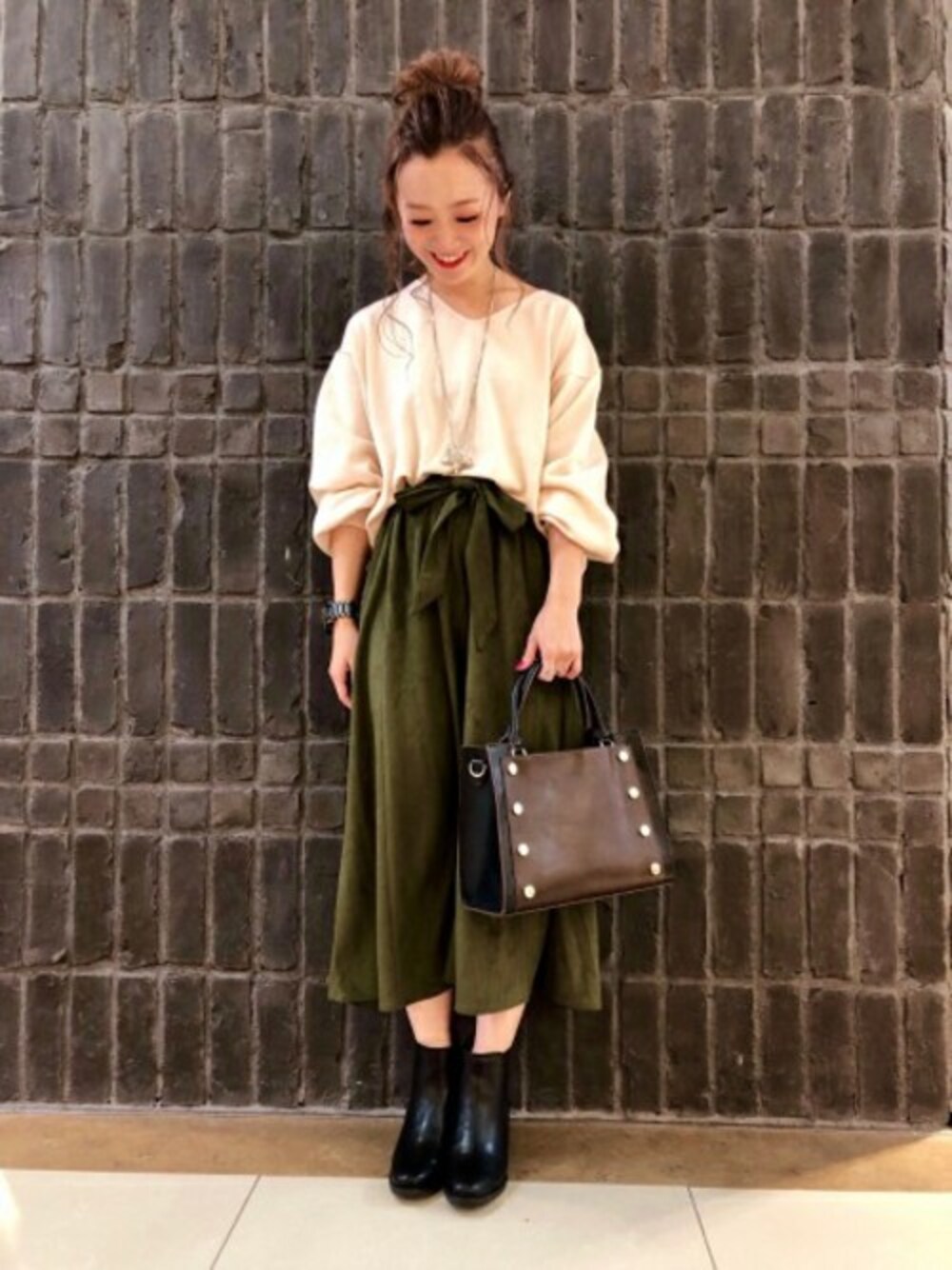 「フレアスカート、シンプル、Vネック、JEANASiS、スエード、ジーナシス、カーキ」｜「JEANASISの12GウールバルンVプルオーバー/776440（ニット/セーター、ホワイト系）」を使った、JEANASIS 柏マルイ店STAFFさん（レディース・152cm）の冬コーディネートの1枚目の写真