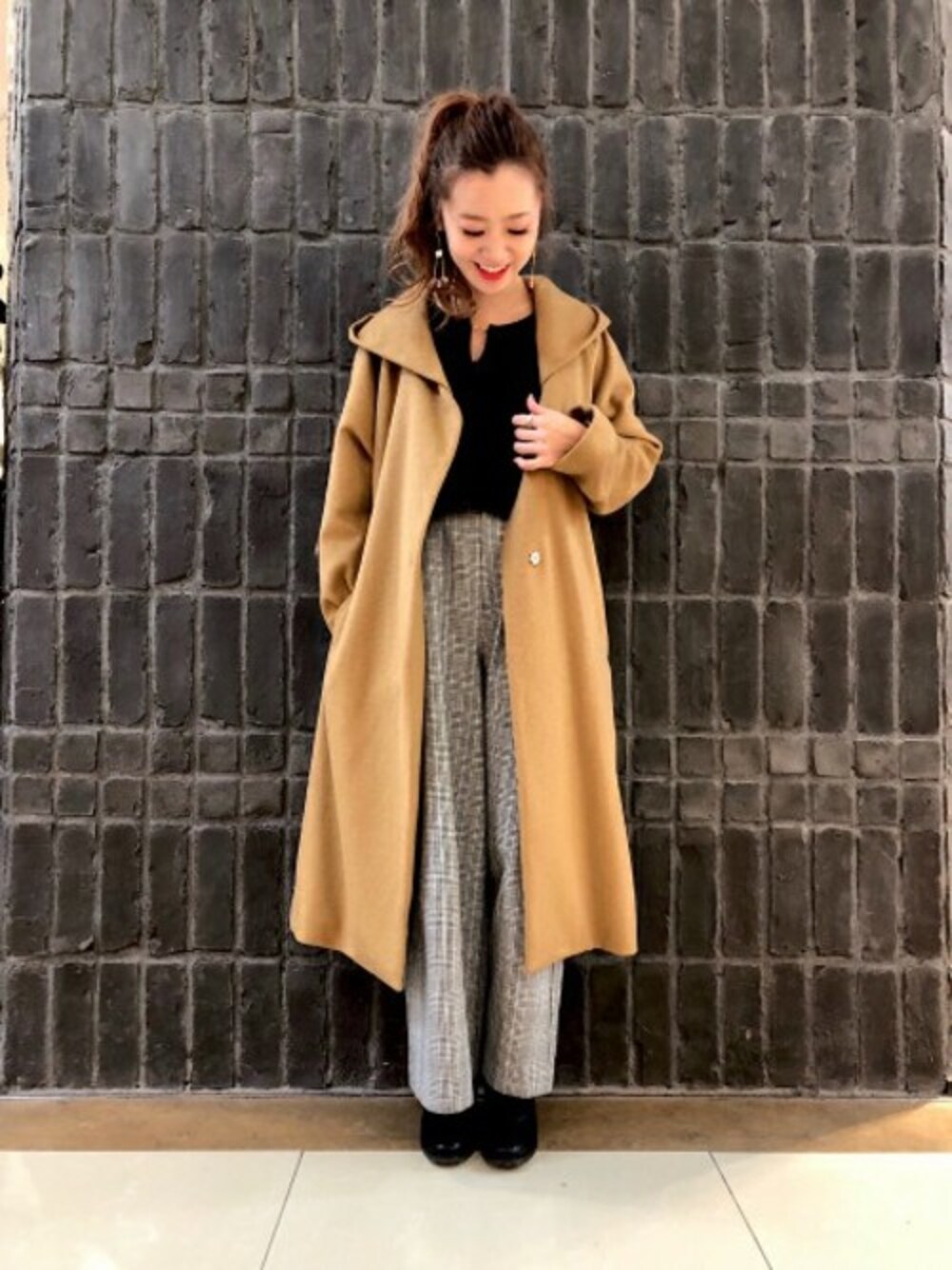 「JEANASiS、ジーナシス、ロングコート、ワイドパンツ、チェックパンツ、フードコート、オトナカジュアル」｜「JEANASISの2WAYノーカラーフードコート/760131（ノーカラージャケット、イエロー系）」を使った、JEANASIS 柏マルイ店STAFFさん（レディース・152cm）の冬コーディネートの1枚目の写真