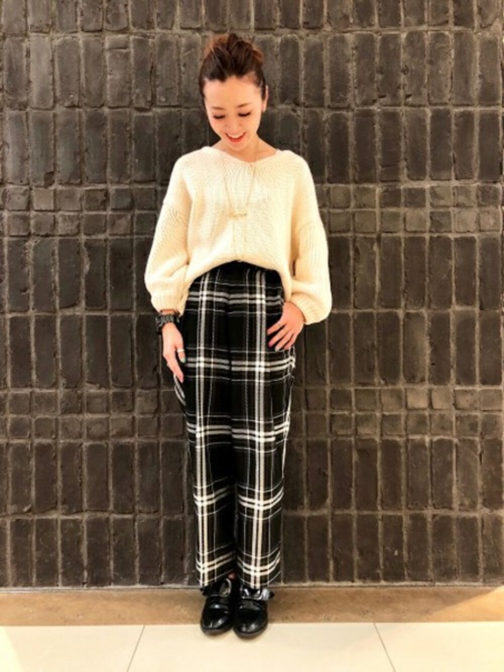 「テーパードパンツ、Vネック、JEANASiS、ジーナシス、チェックパンツ、白ニット、春コーデ、ボリューム袖」｜「JEANASISの1.5Gバルンプルオーバー/782489（ニット/セーター、ホワイト系）」を使った、JEANASIS 柏マルイ店STAFFさん（レディース・152cm）の冬コーディネートの1枚目の写真