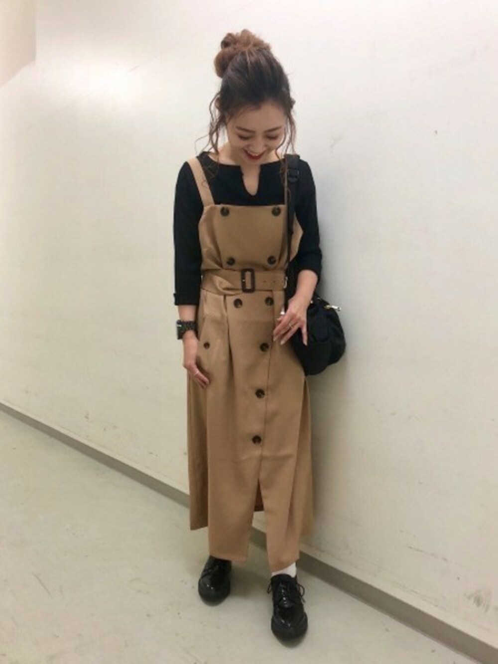 「ワンピース、ブラック、ベージュ、トレンチ、JEANASiS、ジーナシス、春コーデ」｜「JEANASISのキーネックリブ7S/785048（Tシャツ/カットソー、ブラック系）」を使った、JEANASIS 柏マルイ店STAFFさん（レディース・152cm）の春コーディネートの1枚目の写真
