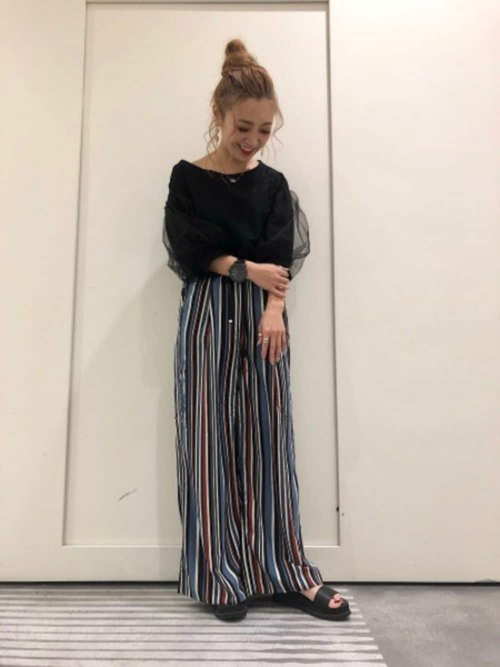 「チュール、JEANASiS、ジーナシス、ワイドパンツ、ストライプパンツ、夏コーデ、マルチストライプ、ボリューム袖」｜「JEANASISのソデチュールプルオーバーSS/786130（Tシャツ/カットソー、ブラック系）」を使った、JEANASIS 柏マルイ店STAFFさん（レディース・152cm）の春コーディネートの1枚目の写真