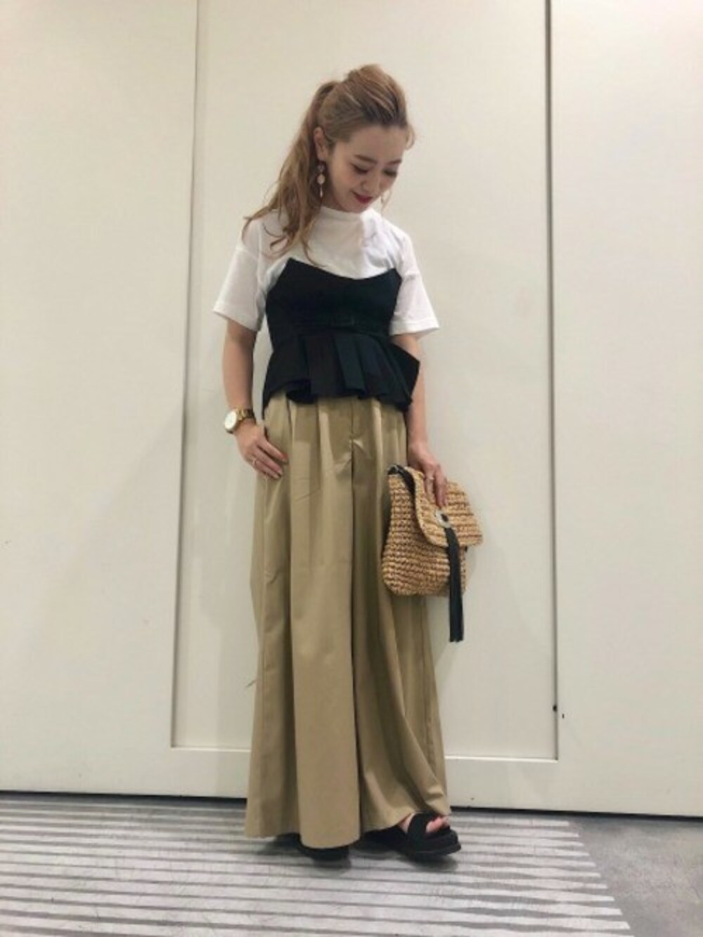 「カジュアル、Tシャツ、JEANASiS、ジーナシス、ビスチェ、ワイドパンツ、サンダル、デザイントップス、ブラック×ベージュ」｜「JEANASISのビスチェTEE/788483（Tシャツ/カットソー、ブラック系）」を使った、JEANASIS 柏マルイ店STAFFさん（レディース・152cm）の春コーディネートの1枚目の写真