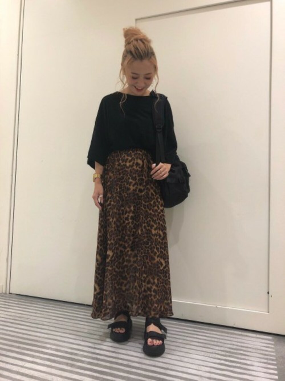 「スカート、レオパード、ブラック、Tシャツ、JEANASiS、ジーナシス、ロングスカート、スポーツサンダル」｜「JEANASISのハイネックポケショートSS/802711（Tシャツ/カットソー、ブラック系）」を使った、JEANASIS 柏マルイ店STAFFさん（レディース・152cm）の夏コーディネートの1枚目の写真