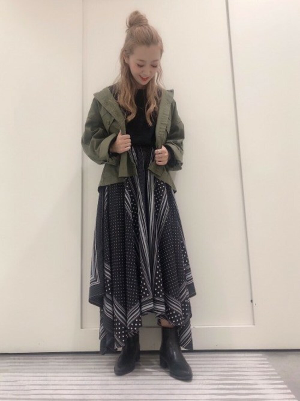 「ミリタリー、秋のコーデ、ドット、JEANASiS、モノトーン、ジーナシス、ロングスカート、ミリタリージャケット、柄スカート、アシメスカート」｜「JEANASISのショートミリタリージャケット/804843（ミリタリージャケット、グリーン系）」を使った、JEANASIS 柏マルイ店STAFFさん（レディース・152cm）の秋コーディネートの1枚目の写真