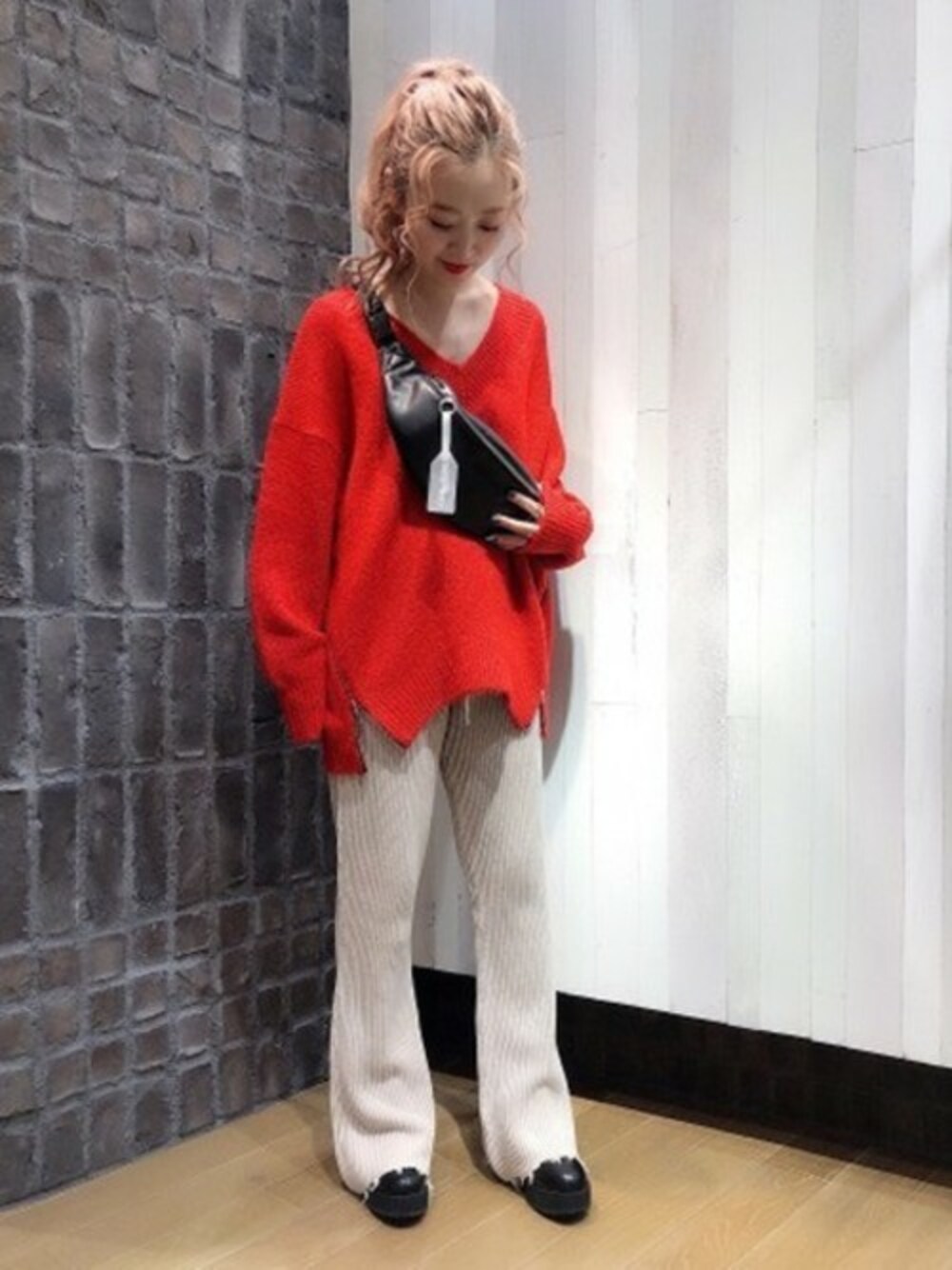 「ニット、レッド、秋のコーデ、Vネック、JEANASiS、ジーナシス、ニットパンツ、パンツスタイル、ボディバッグ、ウエストポーチ」｜「JEANASISのサイドZIPVニットプルオーバー/817120（ニット/セーター、レッド系）」を使った、JEANASIS 柏マルイ店STAFFさん（レディース・152cm）の秋コーディネートの1枚目の写真
