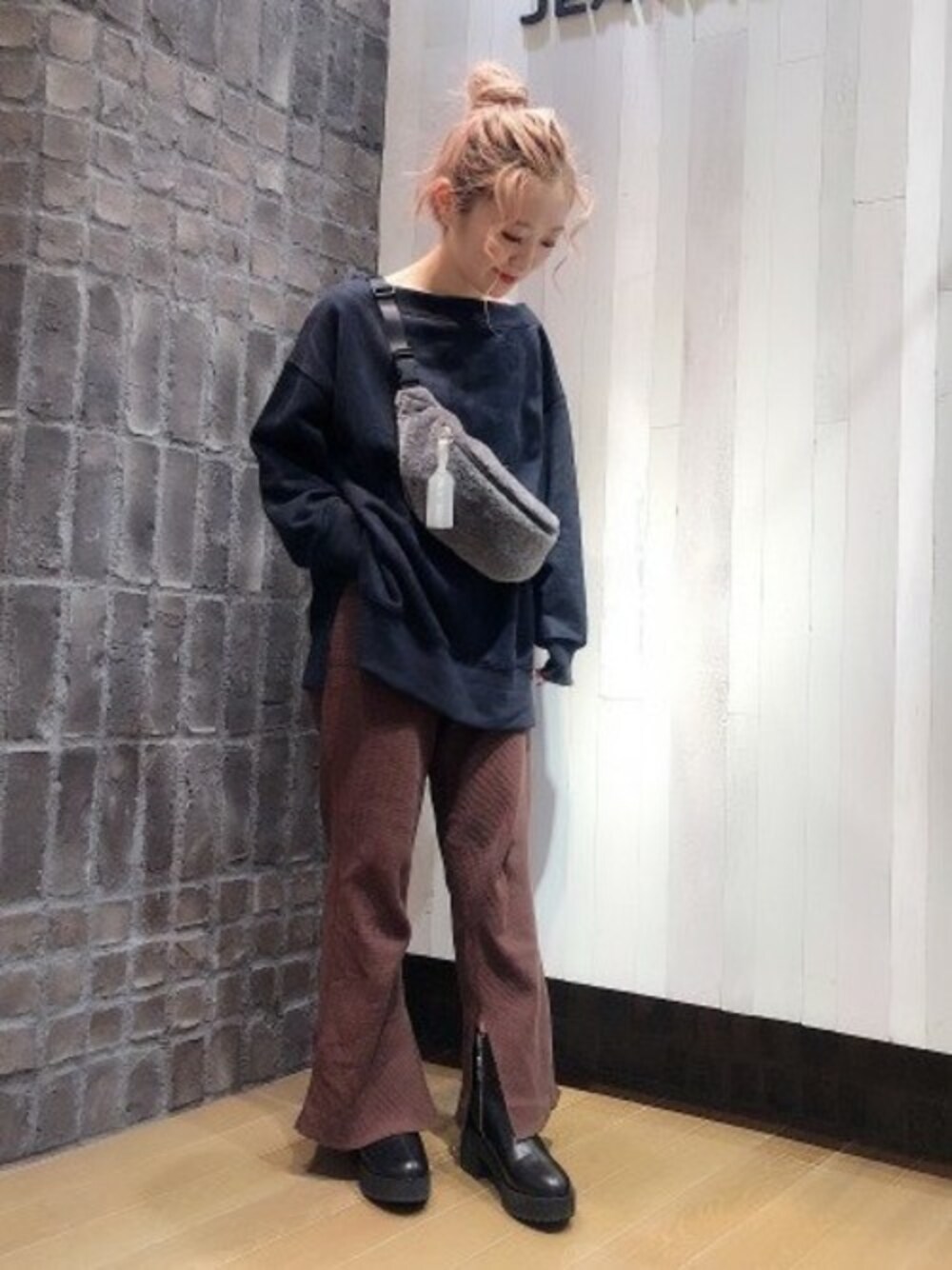 「スウェット、カジュアル、JEANASiS、ジーナシス、オフショル、パンツスタイル、リラックススタイル、サーマル、フェイクスエード、スリット」｜「JEANASISのスウェードライクウラケプルオーバー/815663（スウェット、ブラック系）」を使った、JEANASIS 柏マルイ店STAFFさん（レディース・152cm）の秋コーディネートの1枚目の写真
