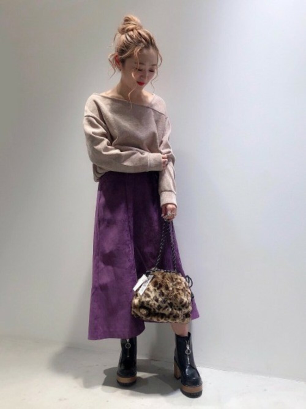 「フレアスカート、ブーツ、レオパード、秋のコーデ、JEANASiS、スエード、ジーナシス、ロングスカート、パープル」｜「JEANASISのモールヘンケイプルオーバー/817950（Tシャツ/カットソー、ピンク系）」を使った、JEANASIS 柏マルイ店STAFFさん（レディース・152cm）の秋コーディネートの1枚目の写真