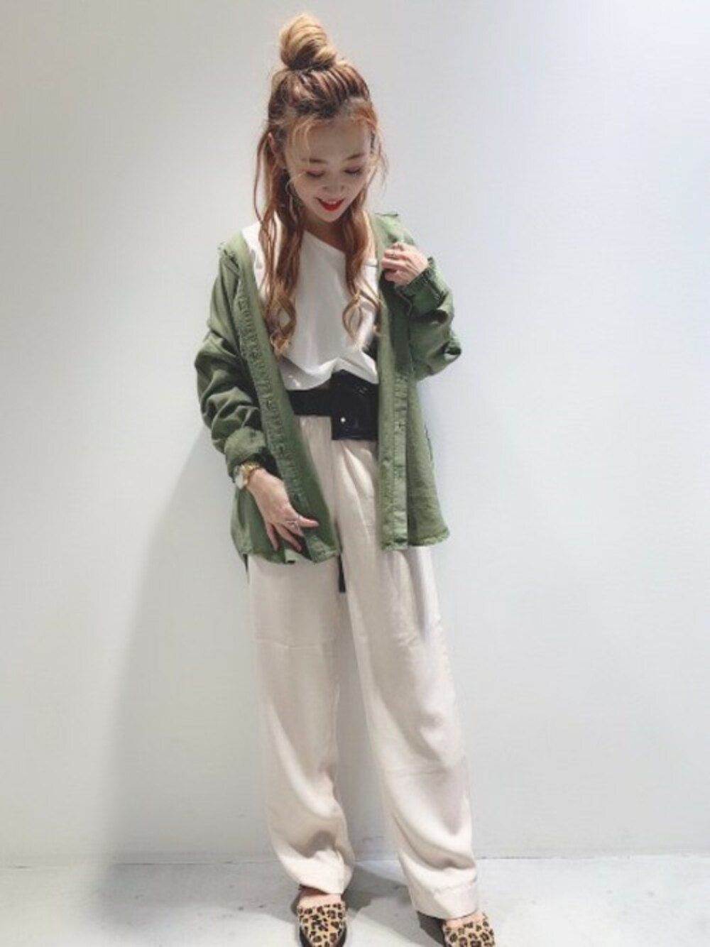 「カットソー、ミリタリー、レオパード、ホワイト、JEANASiS、ジーナシス、カーキ、春コーデ、シャツスタイル、ワンショルダー」｜「JEANASISのミリタリーシャツLS/825936（シャツ/ブラウス、グリーン系）」を使った、JEANASIS 柏マルイ店STAFFさん（レディース・152cm）の冬コーディネートの1枚目の写真