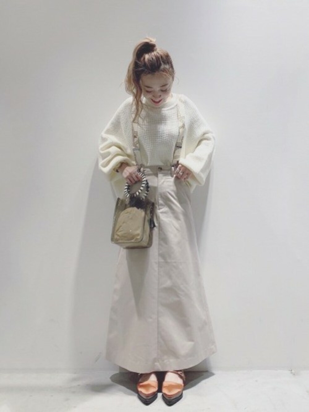 「ニット、フレアスカート、カジュアル、ホワイト、ワントーンコーデ、サスペンダー、JEANASiS、ジーナシス、ざっくりニット、クリアバッグ」｜「JEANASISの7Gカタアゼタックプルオーバー/825178（ニット/セーター、ホワイト系）」を使った、JEANASIS 柏マルイ店STAFFさん（レディース・152cm）の冬コーディネートの1枚目の写真