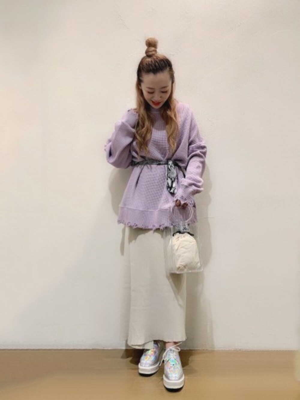 「ペンシルスカート、JEANASiS、ジーナシス、ダメージ、ニットスカート、パイソン柄、厚底シューズ、春コーデ、デザイントップス」｜「JEANASISのサーマルクラッシュプルオーバー/827154（Tシャツ/カットソー、パープル系）」を使った、JEANASIS 柏マルイ店STAFFさん（レディース・152cm）の冬コーディネートの1枚目の写真