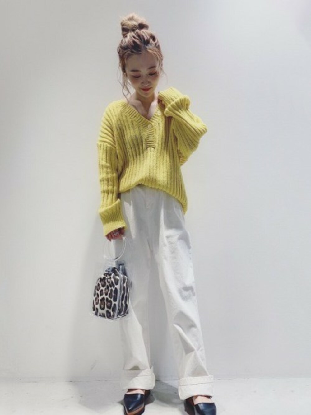 「ニット、レオパード、Vネック、JEANASiS、ジーナシス、ワイドパンツ、ホワイトデニム、春コーデ、ストラップシューズ」｜「JEANASISの3Gヘンリーネックニット/828325（ニット/セーター、イエロー系）」を使った、JEANASIS 柏マルイ店STAFFさん（レディース・152cm）の冬コーディネートの1枚目の写真