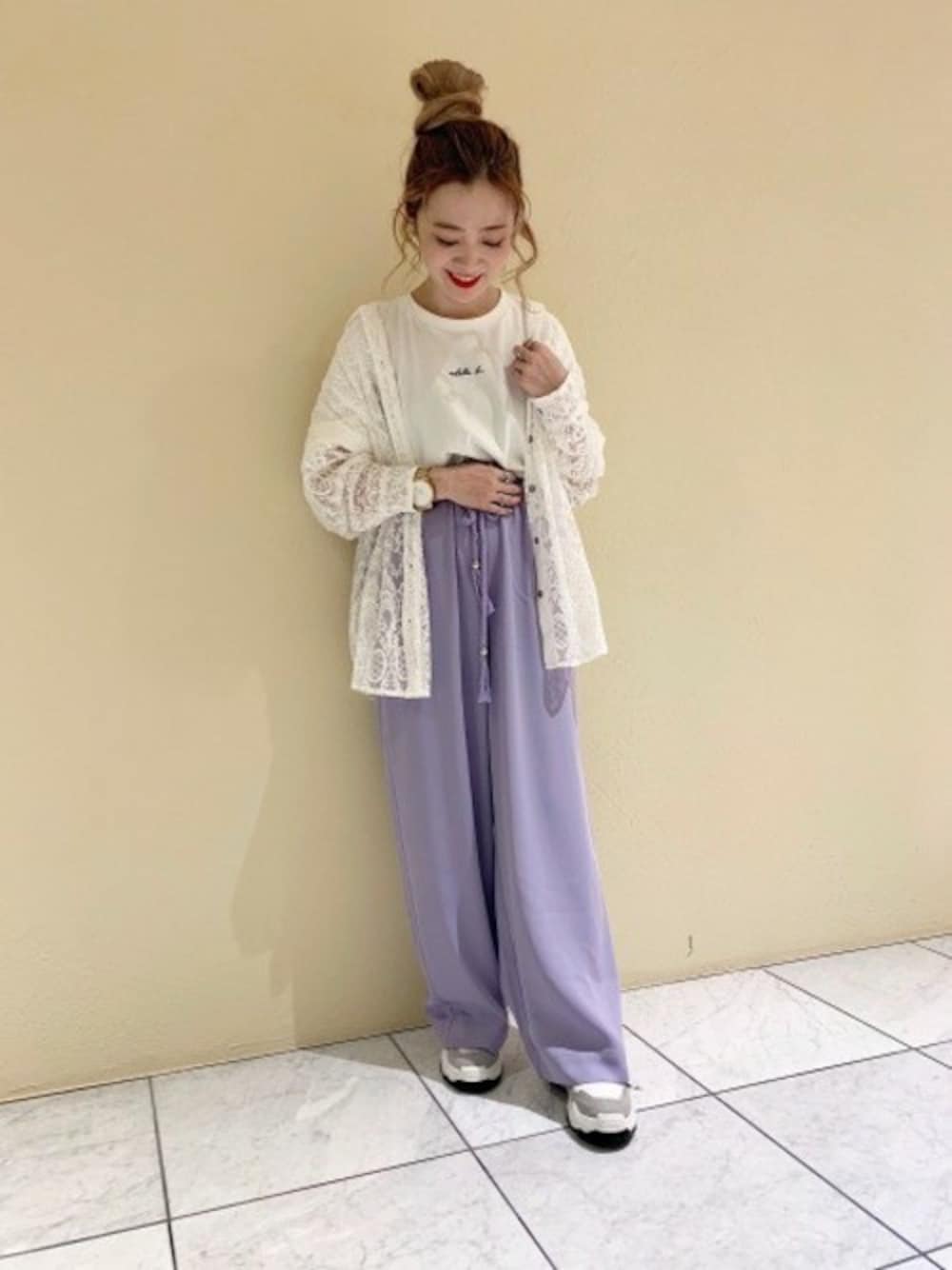 「スニーカー、ロゴT、Tシャツ、JEANASiS、ジーナシス、ワイドパンツ、パープル、春カラー、レースシャツ、ダッドスニーカー」｜「JEANASISのレースシャツLS/827288（シャツ/ブラウス、ホワイト系）」を使った、JEANASIS 柏マルイ店STAFFさん（レディース・152cm）の春コーディネートの1枚目の写真