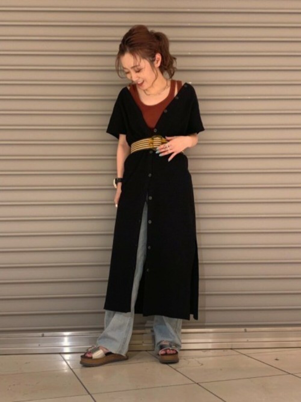 「ブラックコーデ、JEANASiS、レイヤードスタイル、ジーナシス、ウエストマーク、夏コーデ、厚底サンダル、カットワンピース、ルーズデニム、サーマルワンピ」｜「JEANASISのボタンカットロングワンピース/840656（ワンピース、ブラック系）」を使った、JEANASIS 柏マルイ店STAFFさん（レディース・152cm）の夏コーディネートの1枚目の写真
