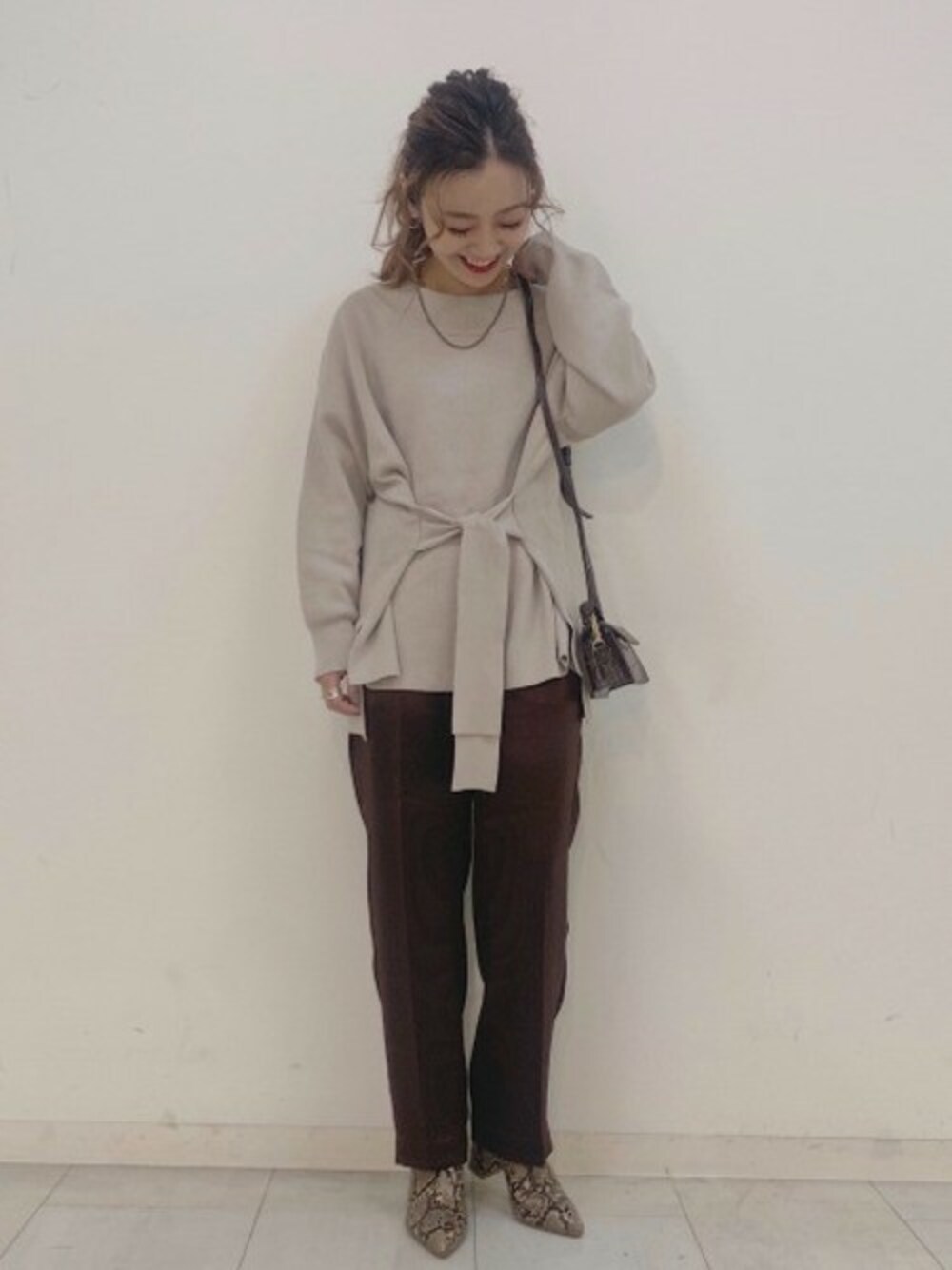 「ニット、ブーツ、JEANASiS、ジーナシス、サテンパンツ、パイソン柄、デザインニット、ブラウンパンツ、ポインテッドブーツ」｜「JEANASISのWフェイスベルトツキニット/842726（ニット/セーター、ベージュ系）」を使った、JEANASIS 柏マルイ店STAFFさん（レディース・152cm）の秋コーディネートの1枚目の写真