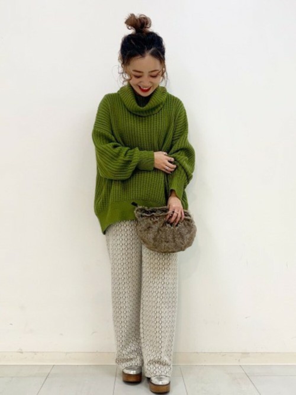 「JEANASiS、ジーナシス、タートルネック、ファーバッグ、ざっくりニット、カジュアルコーデ、ジャガードパンツ、厚底ブーツ、秋コーデ、ピスタチオ」｜「JEANASISの5Gカタアゼタートルネックニット/858945（ニット/セーター、グリーン系）」を使った、JEANASIS 柏マルイ店STAFFさん（レディース・152cm）の秋コーディネートの1枚目の写真