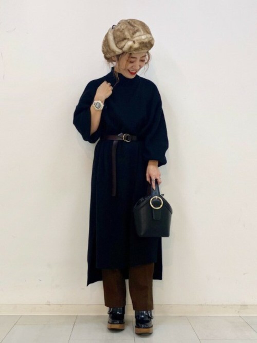 「ショルダーバッグ、JEANASiS、ニットワンピース、ジーナシス、ウエストマーク、ファー小物、スラックスパンツ、フライトキャップ、秋コーデ、ハイネックワンピース」｜「JEANASISのWフェイスハイネックワンピース/842731（ワンピース、ブラック系）」を使った、JEANASIS 柏マルイ店STAFFさん（レディース・152cm）の秋コーディネートの1枚目の写真