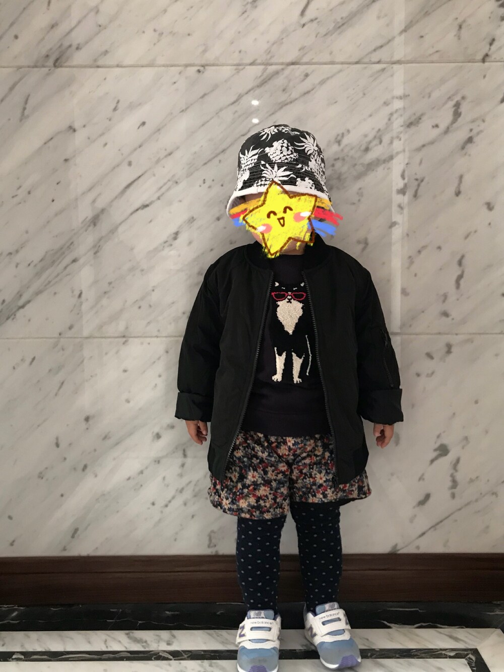 ブラック系のノーカラージャケット、パープル系のTシャツ/カットソー、ブラック系のカーゴパンツを着用したキッズの春コーディネートの1枚目の写真