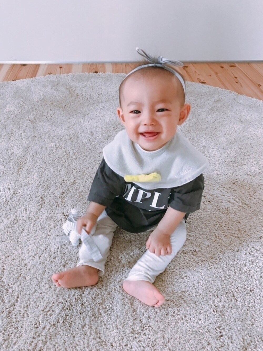 グレー系のスタイ/よだれかけを着用したキッズの秋コーディネートの1枚目の写真