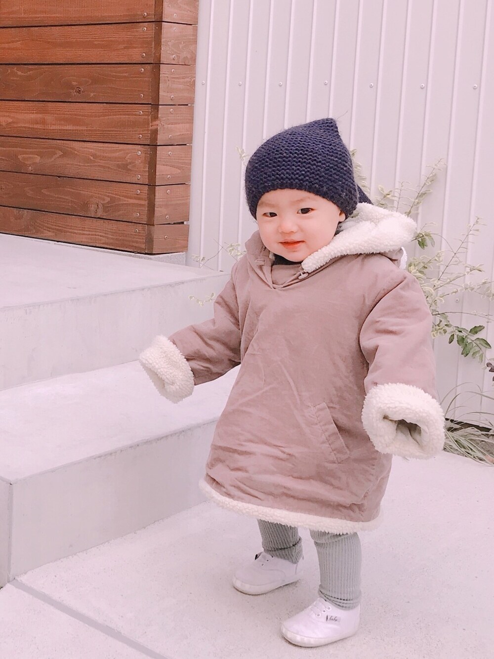 「おんなのこ、女の子、女の子コーデ、女の子ベビー、キッズコーデ、キッズファッション、ベビーコーデ、小人コート、韓国子供服、1歳」｜「meninaのアイテム（その他アウター、ベージュ系）」を使った、Aoさん（キッズ・70cm）の冬コーディネートの1枚目の写真
