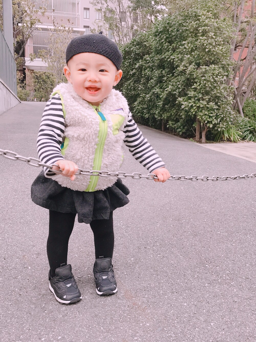 「キッズファッション、女の子コーデ、キッズコーデ、女の子、女の子ベビー、おんなのこ、おんなのこコーデ、ベビーコーデ、どんぐり帽」｜「UNIQLOのアイテム（Tシャツ/カットソー、ブラック系）」を使った、Aoさん（キッズ・70cm）の春コーディネートの1枚目の写真