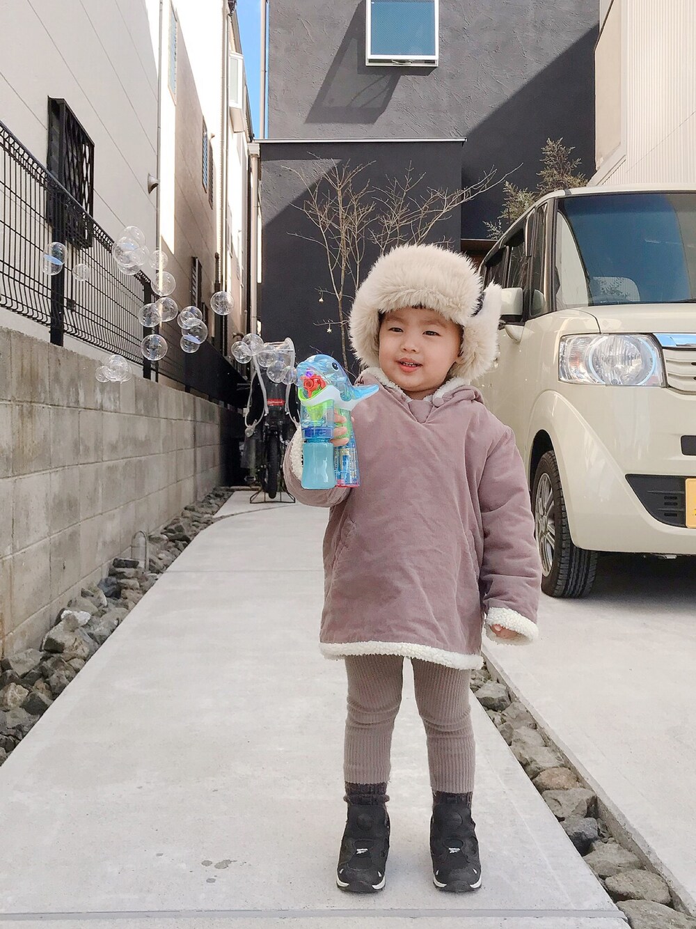 「小人コート、キッズコーデ、女の子、女の子コーデ、おんなのこ、おんなのこコーデ、2歳、キッズファッション」｜「meninaのアイテム（ジャケット/アウター、ブラウン系）」を使った、Aoさん（キッズ・70cm）の冬コーディネートの1枚目の写真