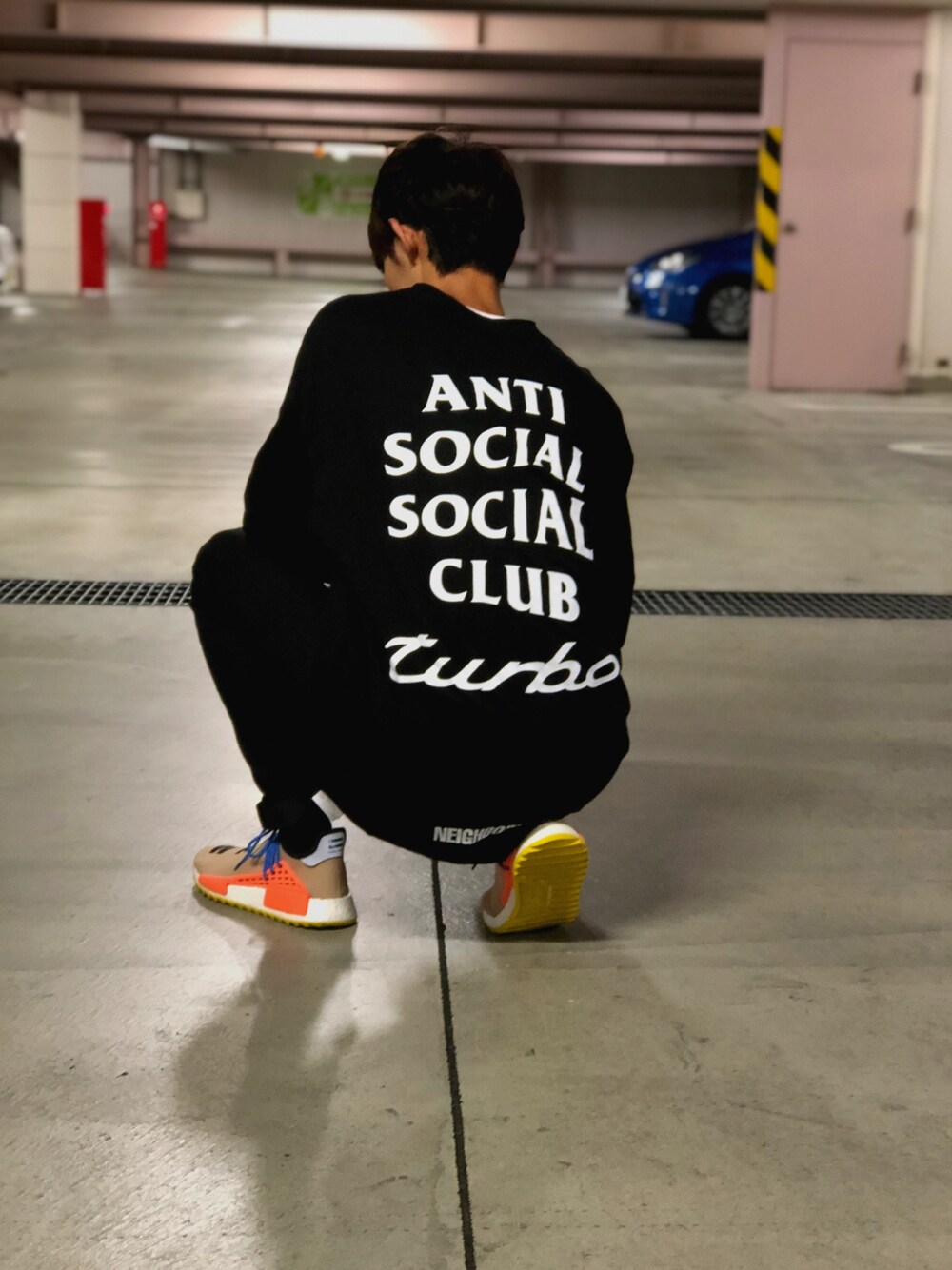 「カジュアル、ブラック、大学生、adidas、黒スキニー、ストリート」｜「ANTI SOCIAL SOCIAL CLUBのアイテム（その他トップス、ブラック系）」を使った、もてちゃんさん（メンズ・174cm）の秋コーディネートの1枚目の写真