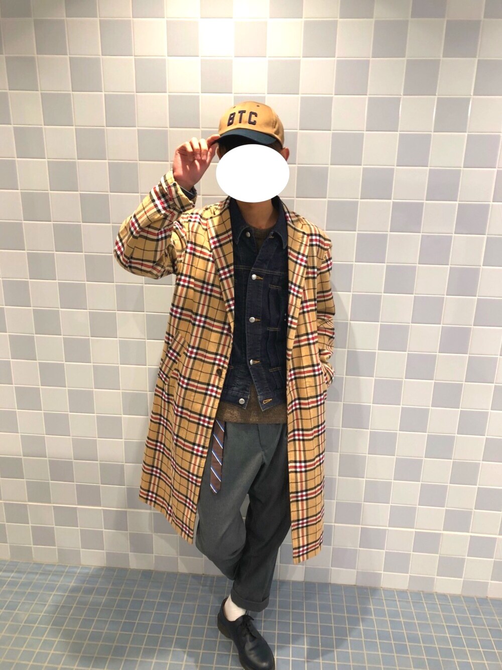 「ライトコート、Comme Ca Commune、チェック、キャップ、秋服」｜「COMME　CA COMMUNEのロゴ入りキャップ（キャップ、グレー系）」を使った、もてちゃんさん（メンズ・175cm）の秋コーディネートの1枚目の写真