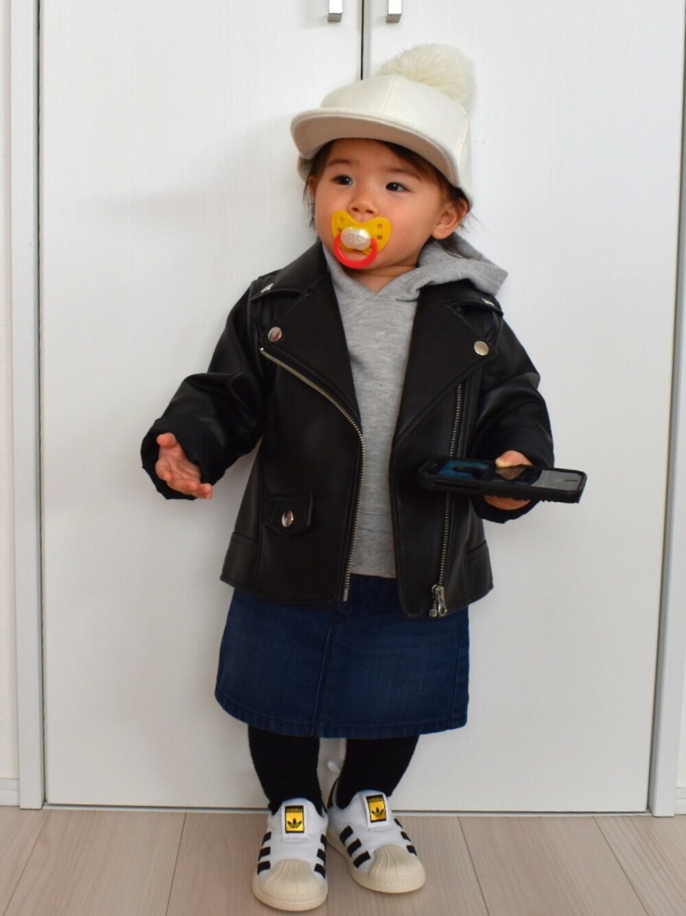 「キッズコーデ、ベビーコーデ、おしゃれさんと繋がりたい、kidsfashion、babyfashion、babygirl 、babygap、petit main、adidas originals、ootd」｜「petit mainのポンポン付きキャップ（キャップ、ホワイト系）」を使った、Yu☺︎さん（キッズ・80cm）の冬コーディネートの1枚目の写真