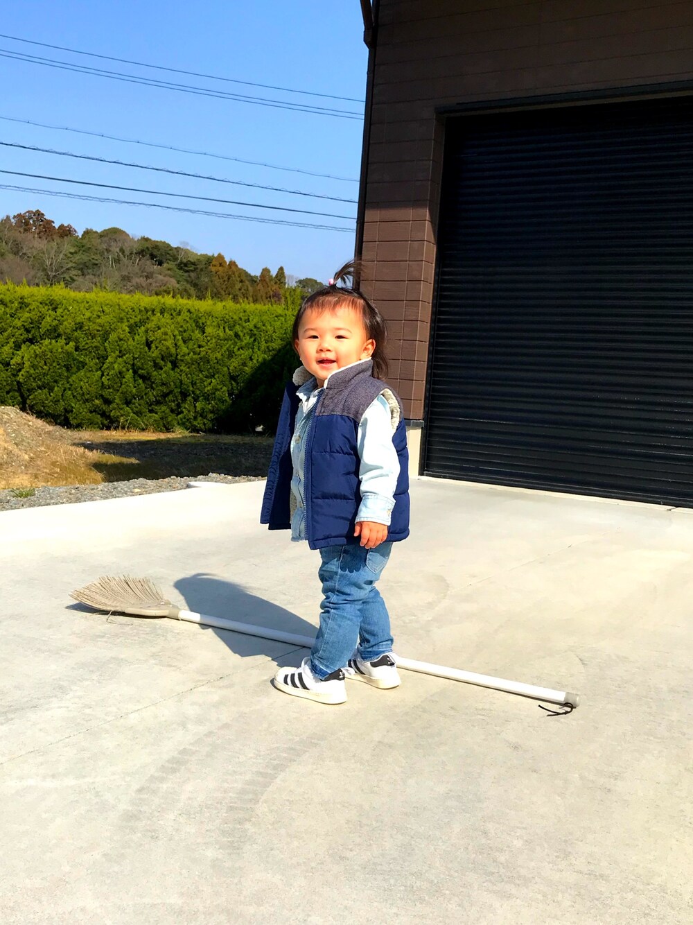 「デニデニコーデ、ワントーンコーデ、デニムスタイル、キッズコーデ、ボーイッシュ、女の子、babygirl 、kids、babygap、adidas originals」｜「babyGAPのアイテム（ダウンベスト、ブルー系）」を使った、Yu☺︎さん（キッズ・80cm）の春コーディネートの1枚目の写真